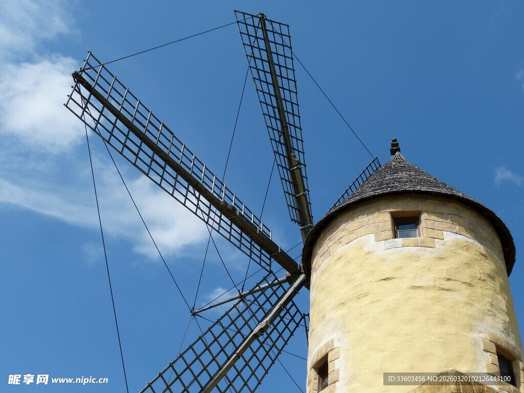 古老风车矗立蓝天之下