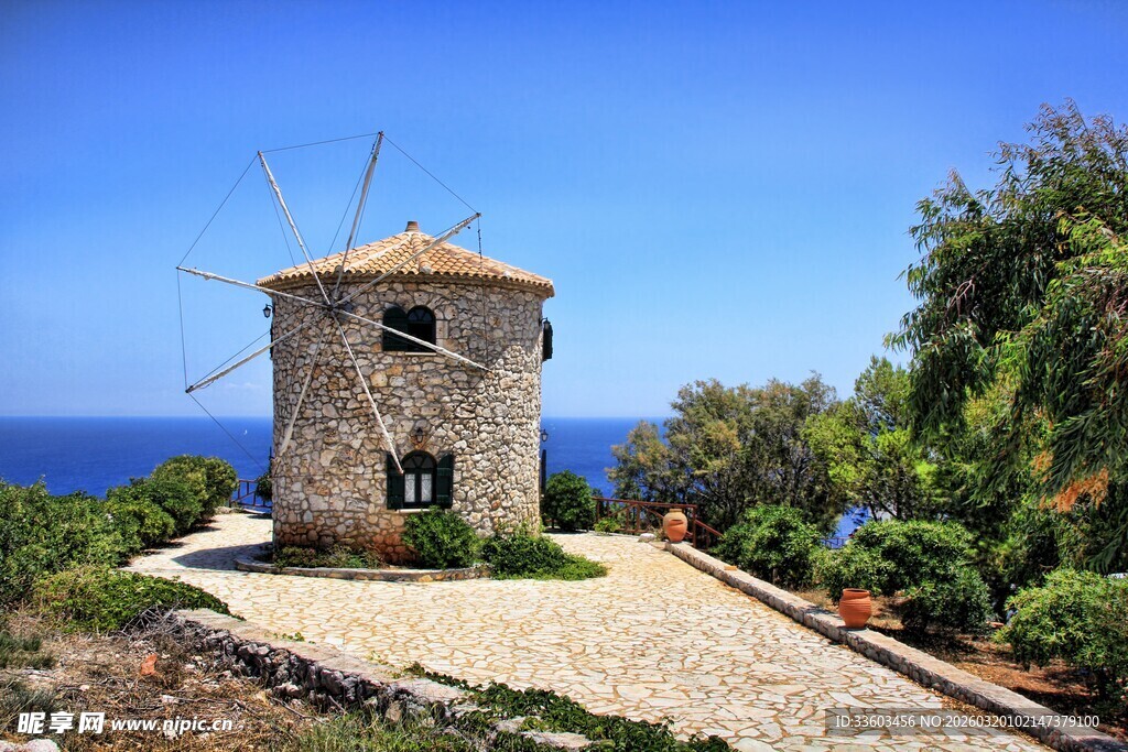 海边石塔风车景观