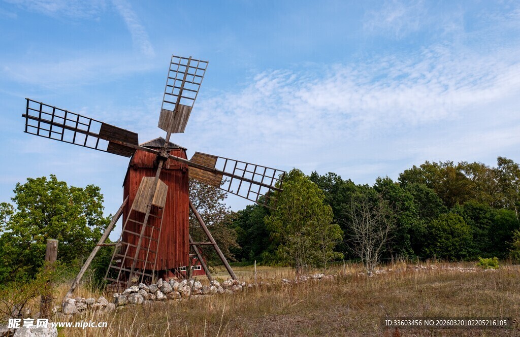 田野中的古老风车