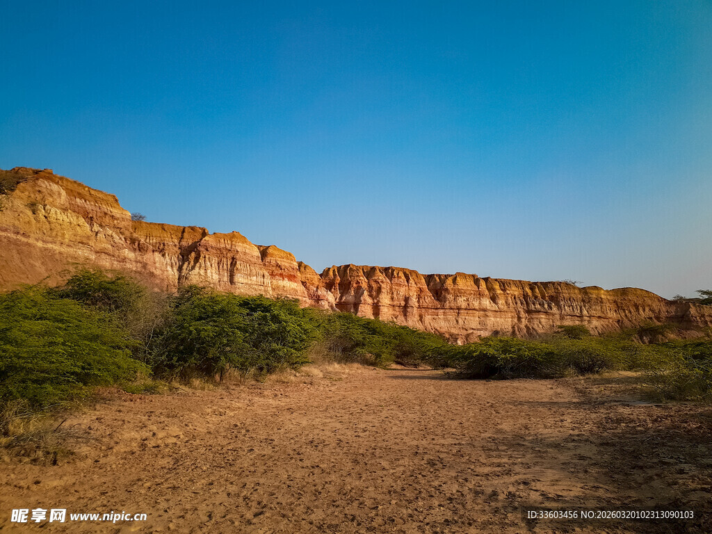 壮丽沙漠岩壁景观