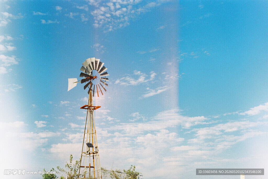 蓝天中的老式风车