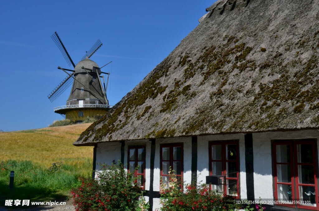 乡村小屋与远处风车景观