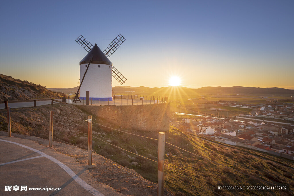 夕阳下的风车景观