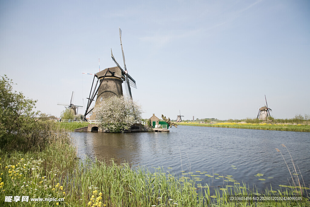 荷兰风车湖畔美景