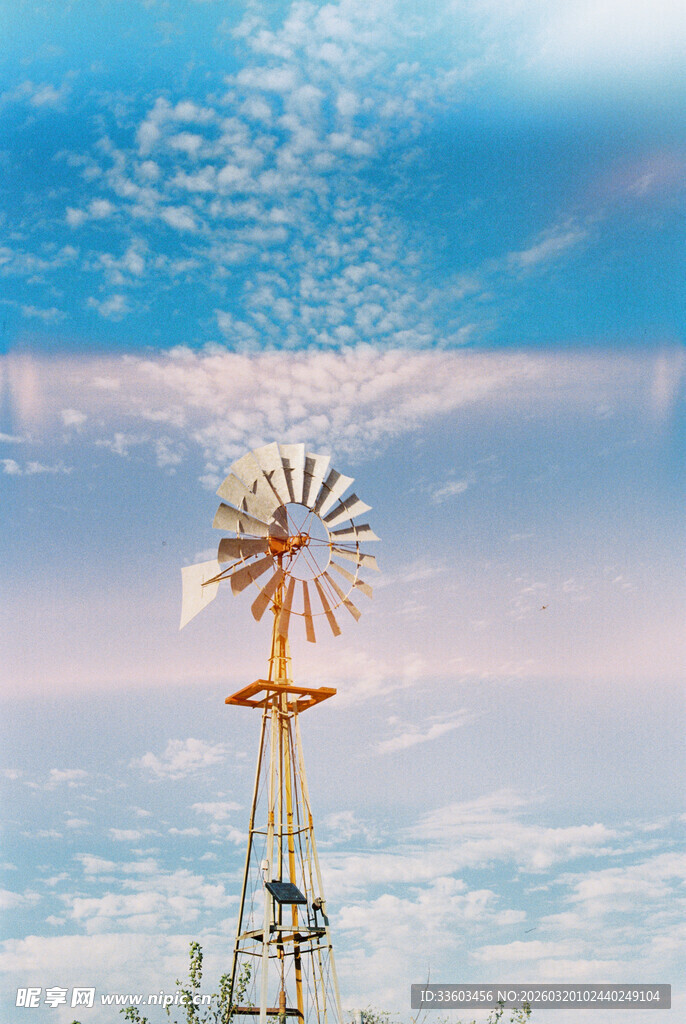 蓝天白云下的复古风车