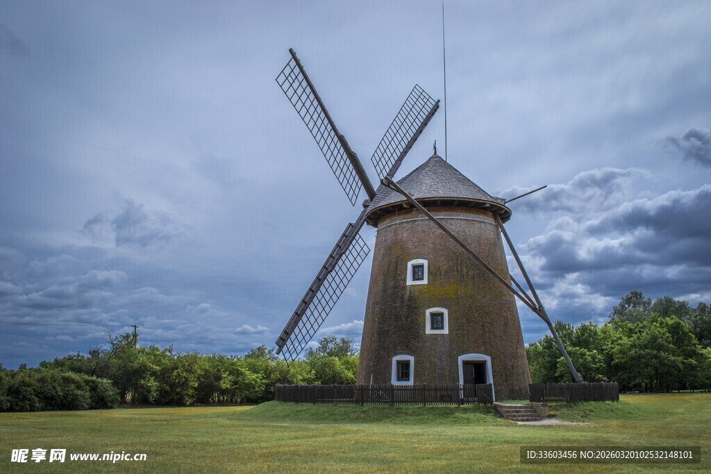 田野中的古朴风车