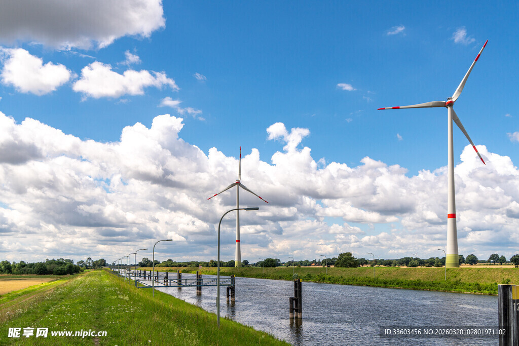 河畔风车景观