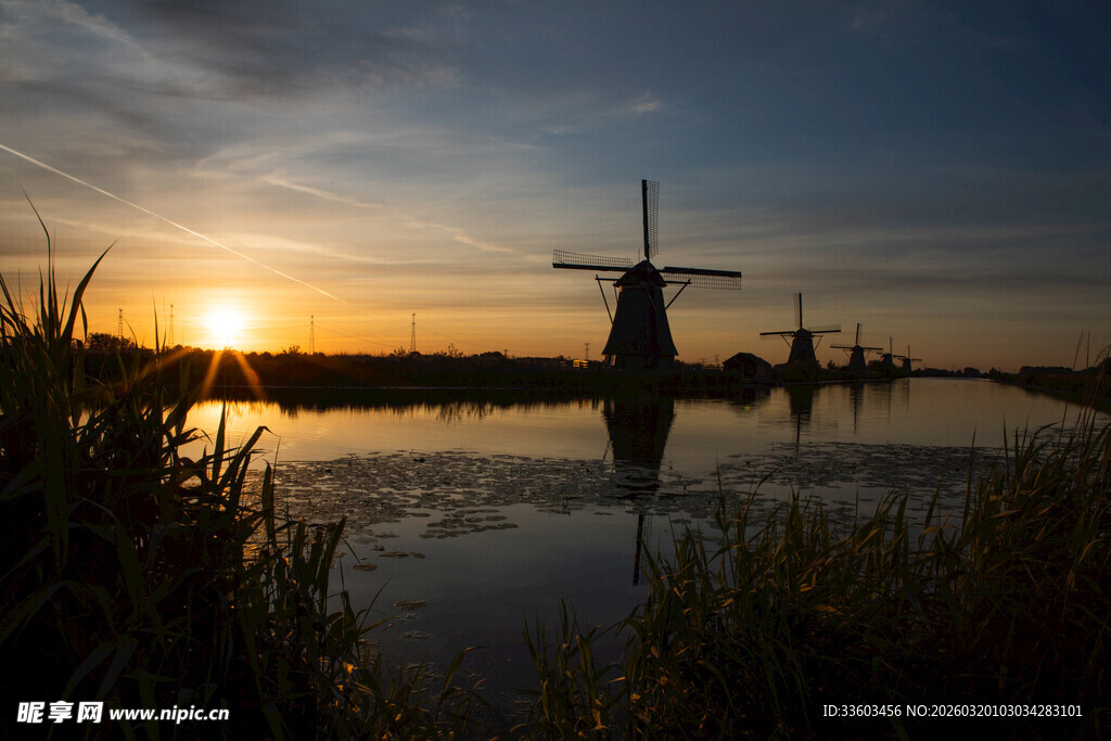 夕阳下的荷兰风车美景