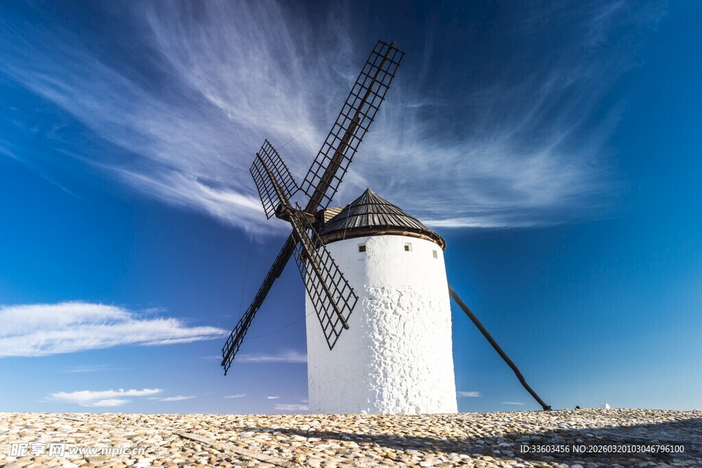 旷野中的古老风车