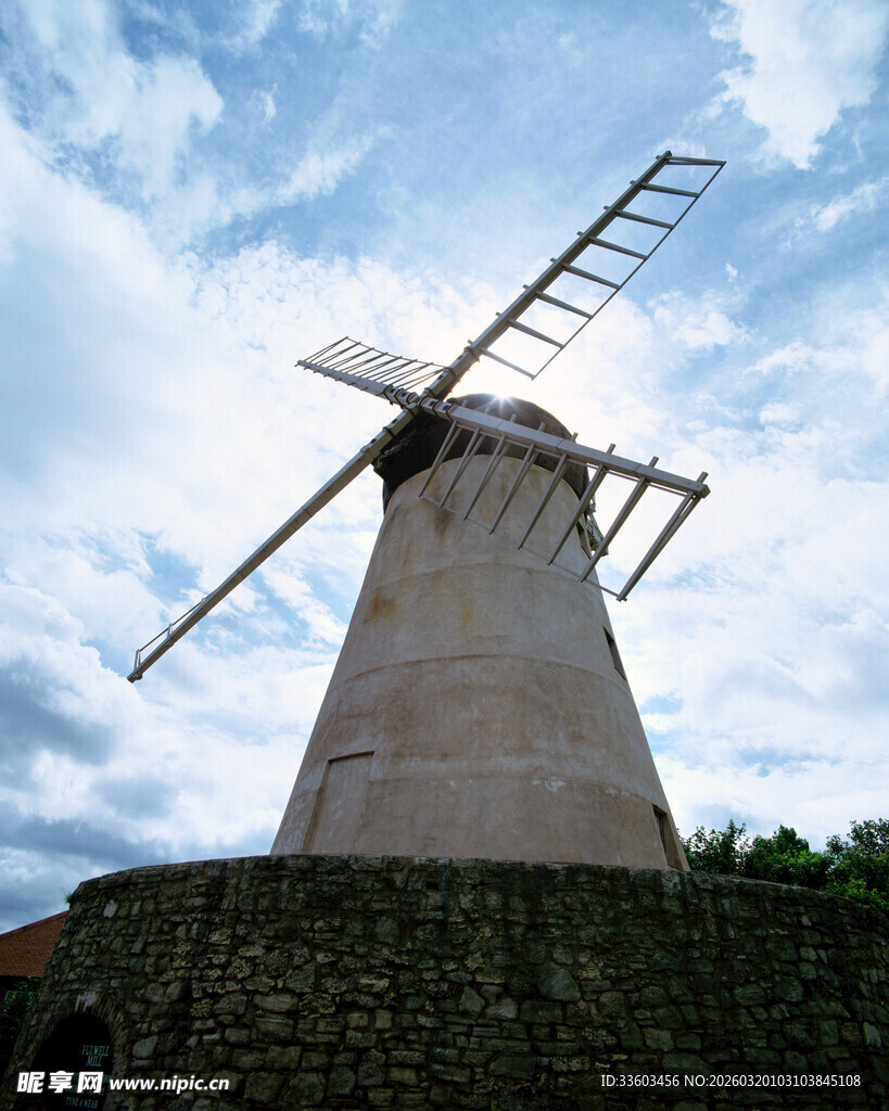 古老风车矗立蓝天白云下