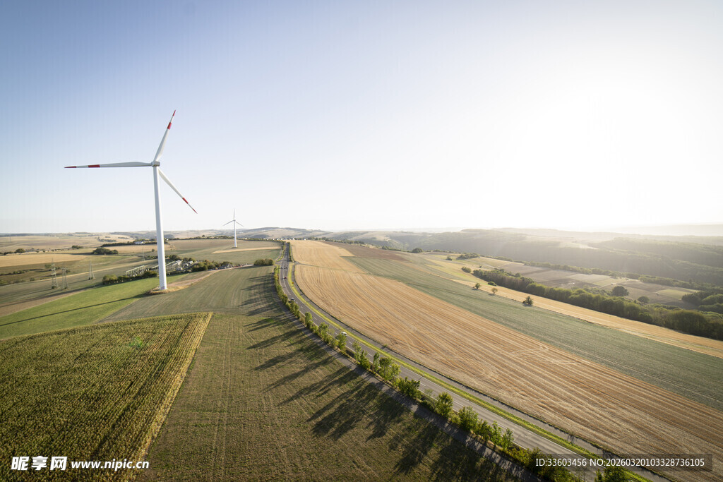 田野上的风力发电机