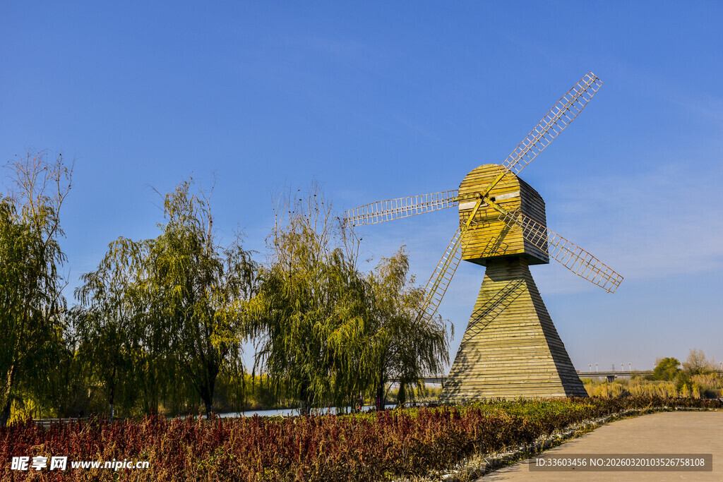 田野中的独特造型风车