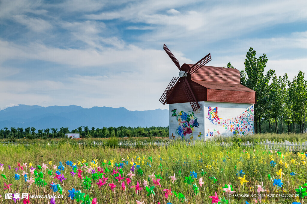 田园风车旁的缤纷花海
