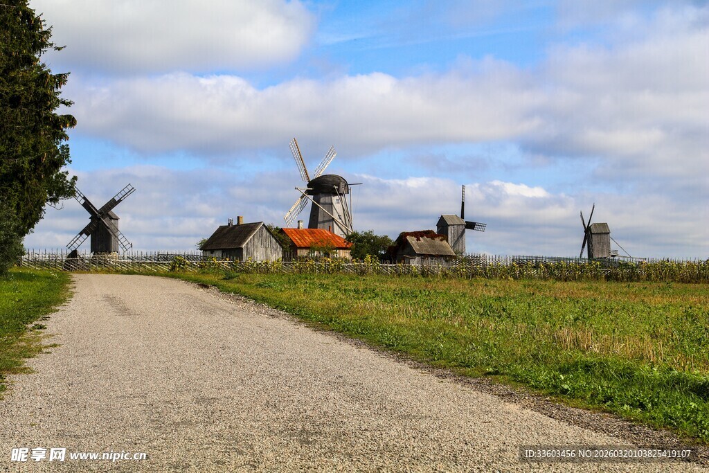 乡村田野中的风车景观