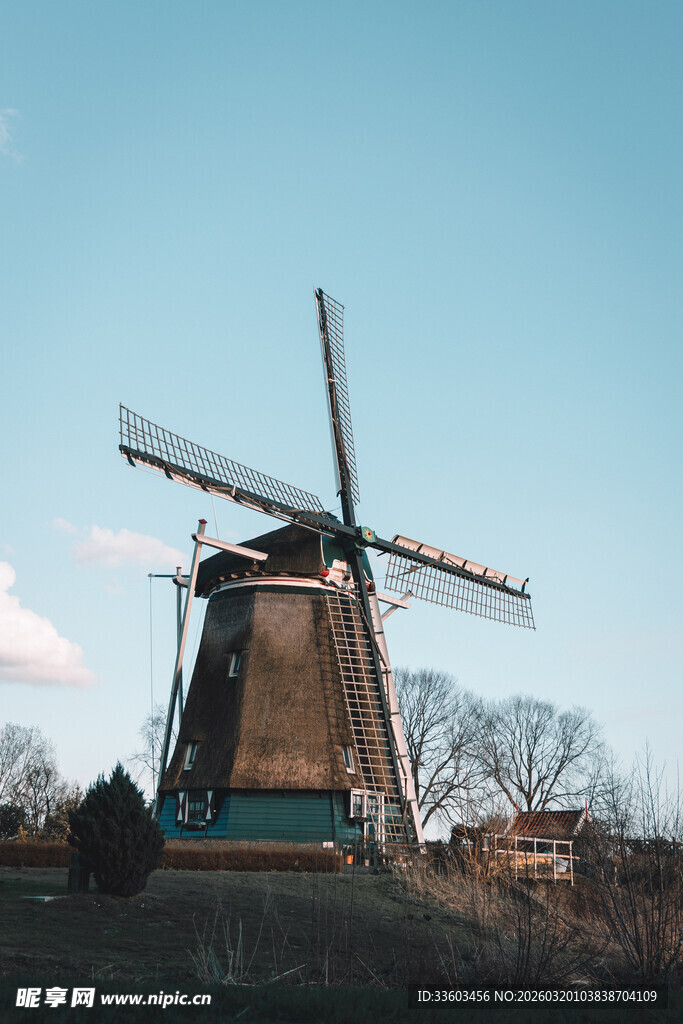 荷兰田野中的古老风车