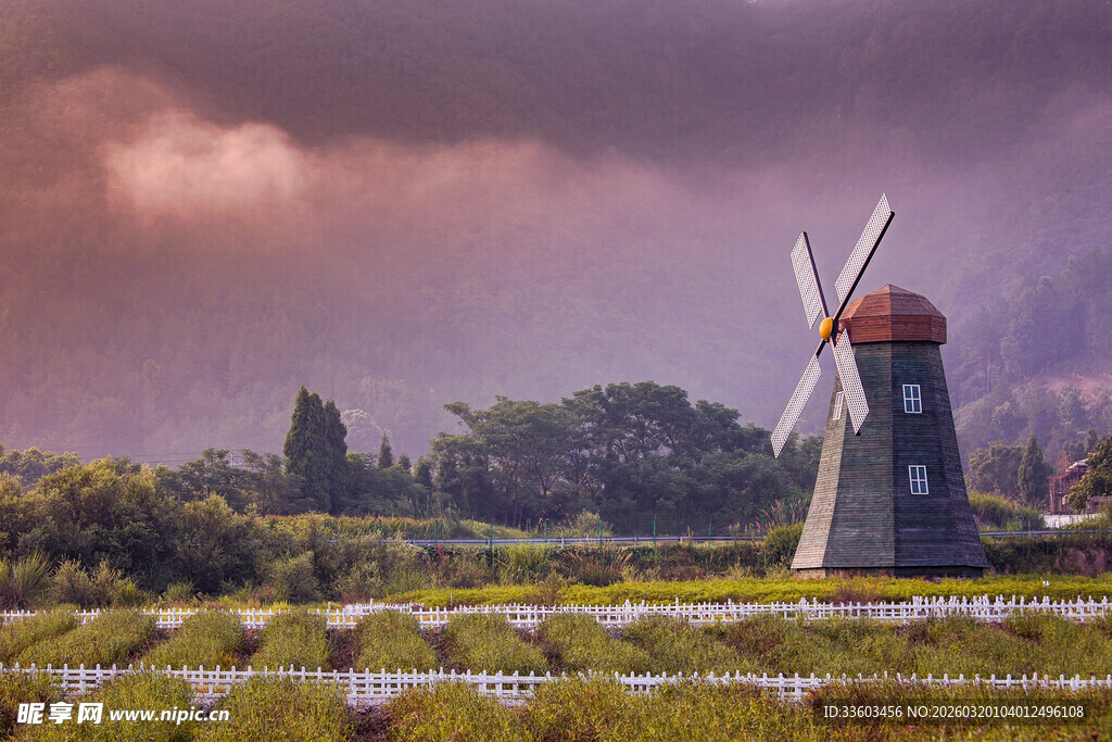 田园中的古老风车景观