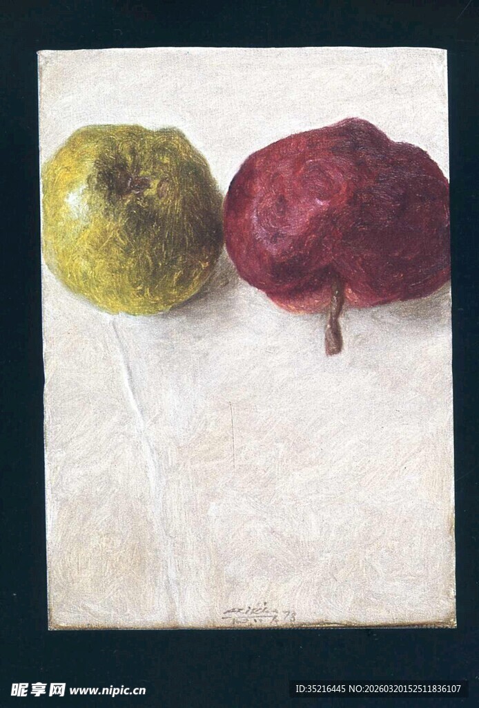 两个色泽各异的新鲜果实