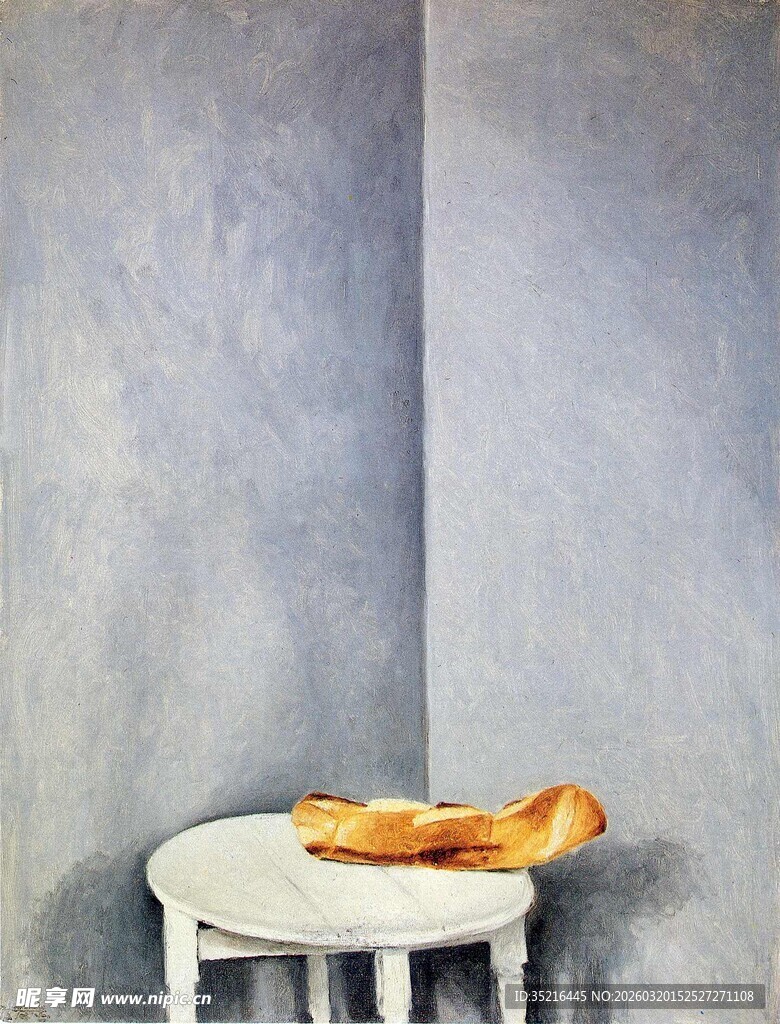 墙角白凳上的金黄面包