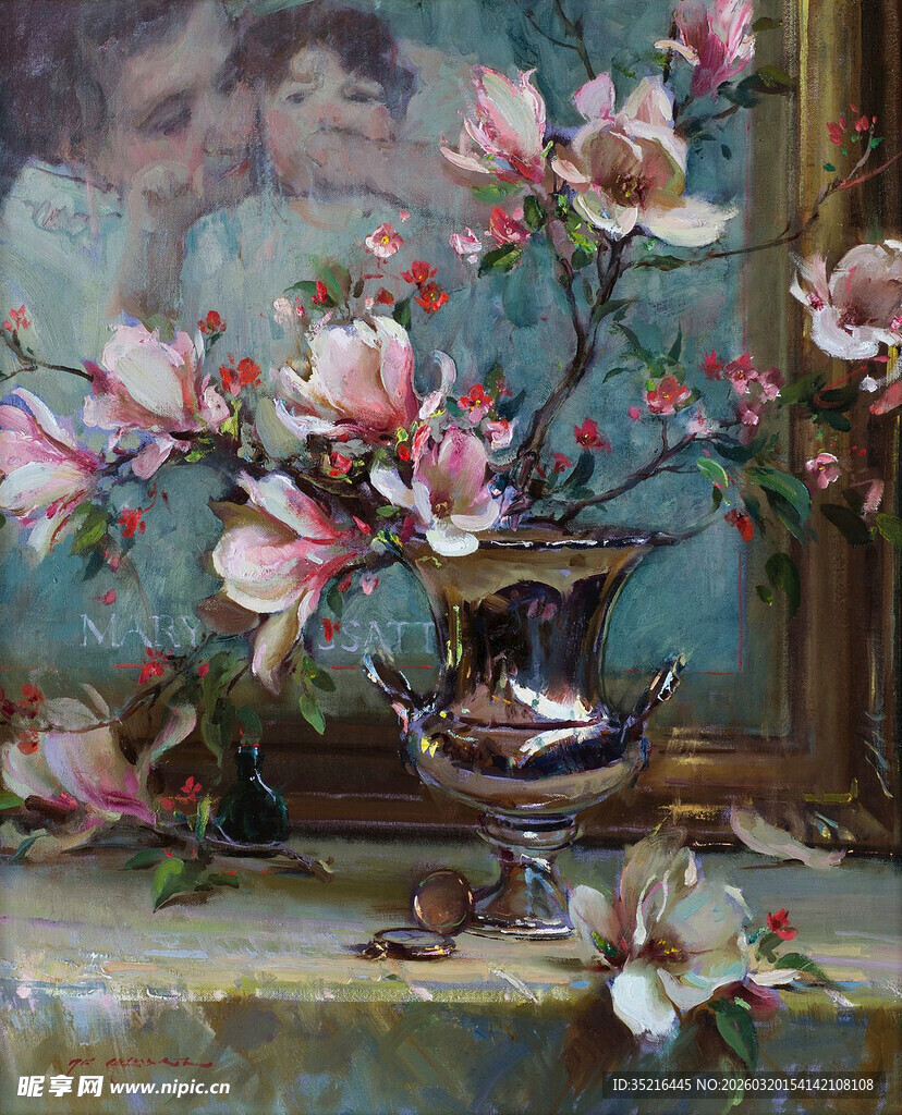 古典花瓶中的绽放粉桃枝