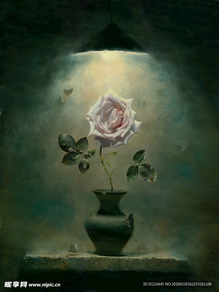 台灯下花瓶中的娇艳玫瑰