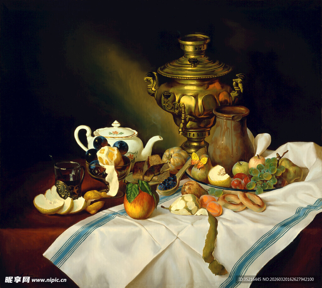 俄式茶炊与丰盛餐桌美食