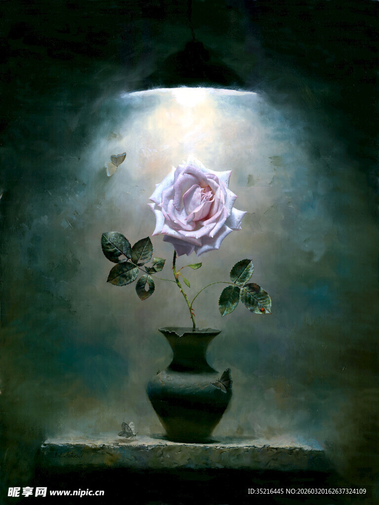 复古花瓶中的娇艳粉玫瑰