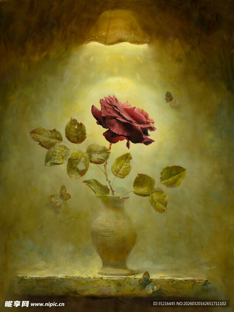 花瓶中绽放的娇艳红玫瑰