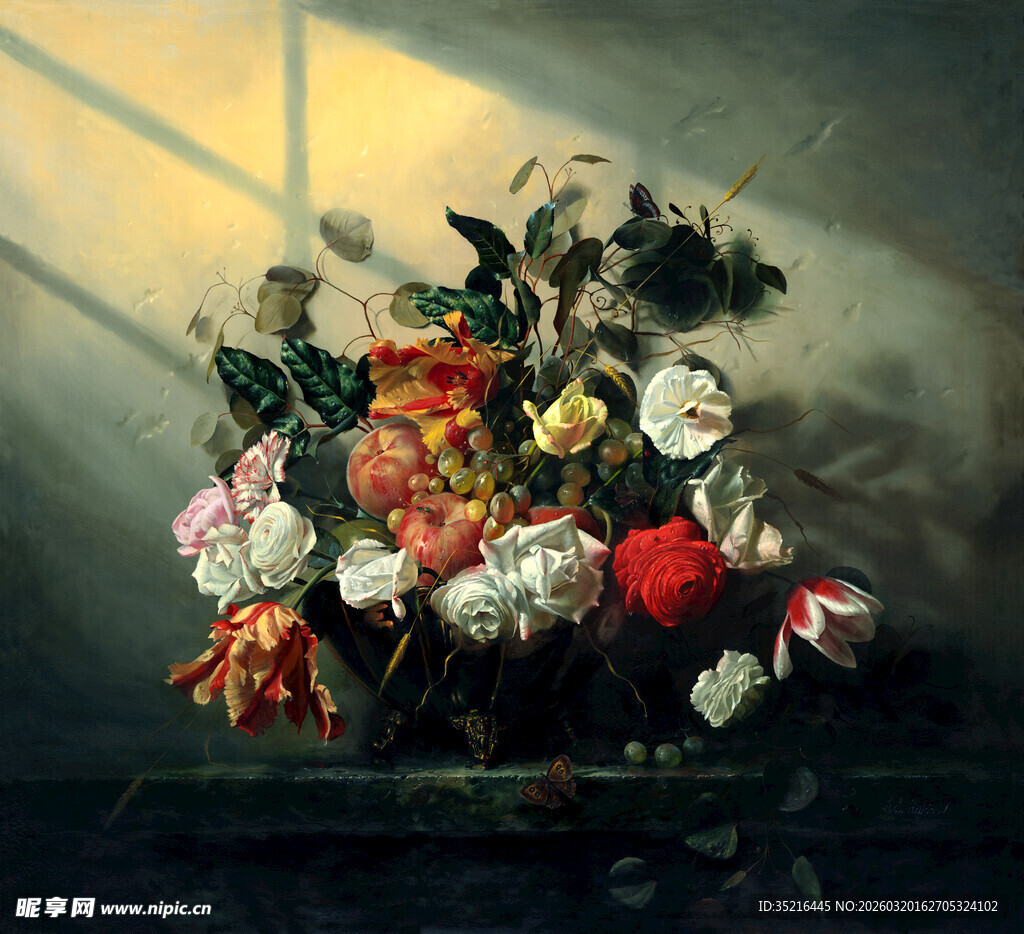 古典风格花瓶中的多彩花卉