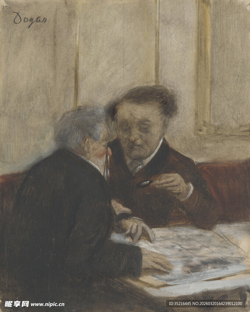 两位老人专注看报场景