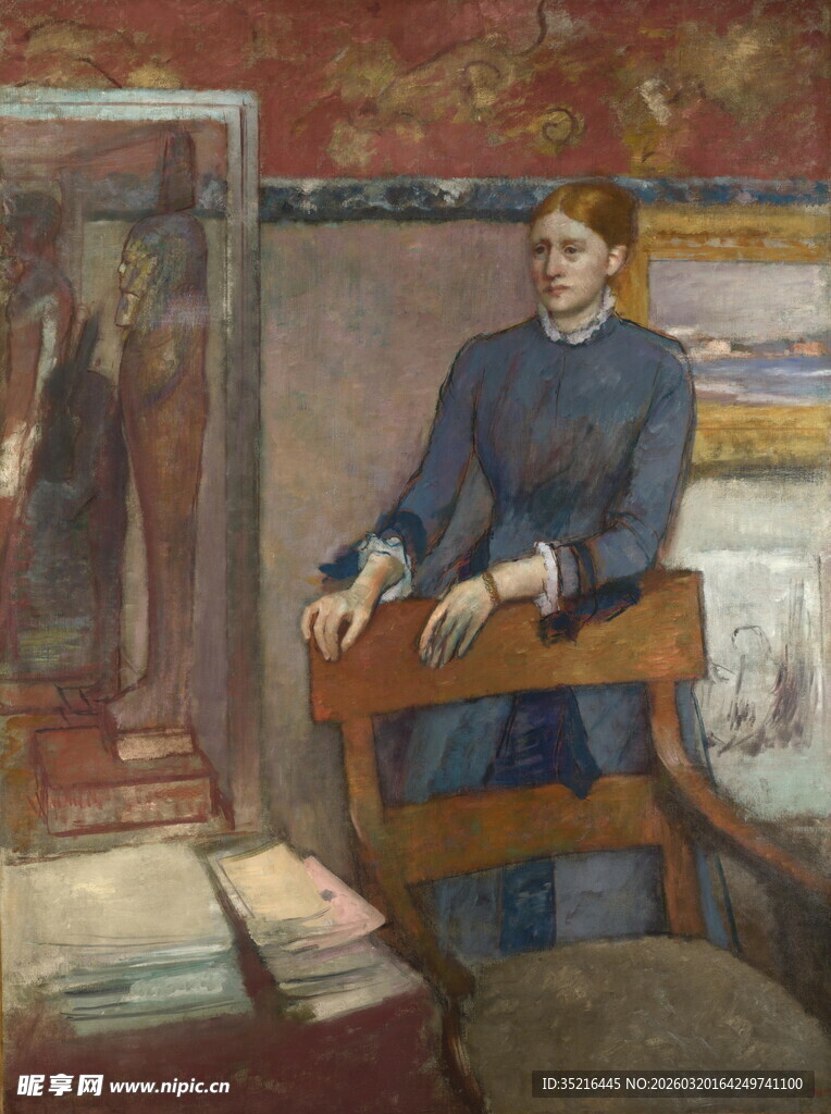 女子坐于室内扶手椅旁