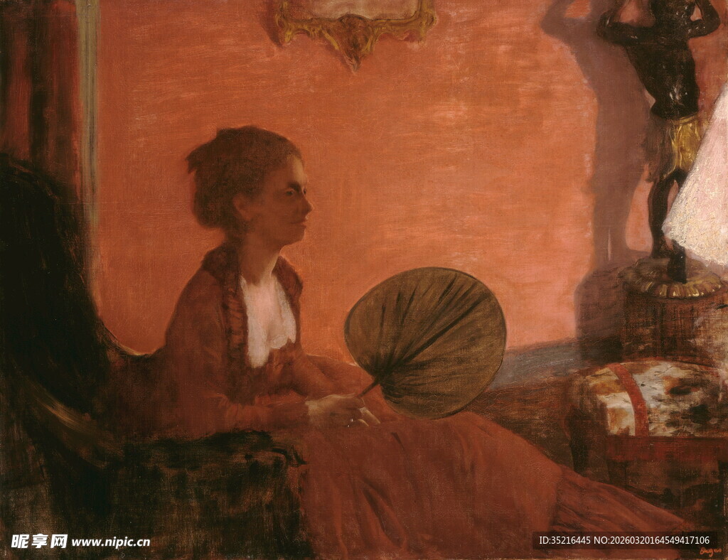 古典女子持扇侧坐画面