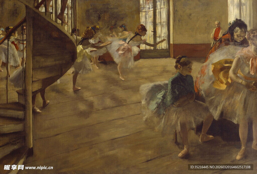 芭蕾舞排练室中的舞者身影