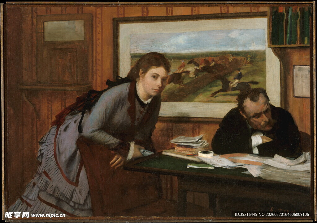 女士桌边俯身交流场景