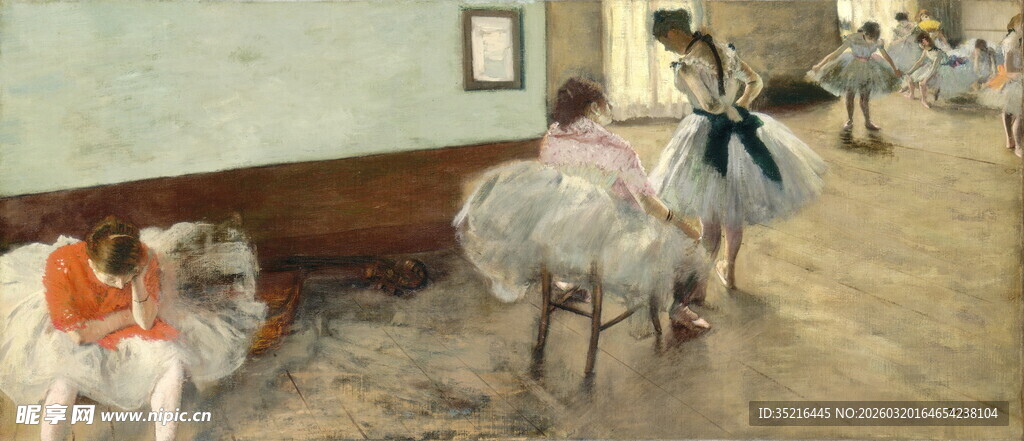 羊圈中群羊聚集的场景