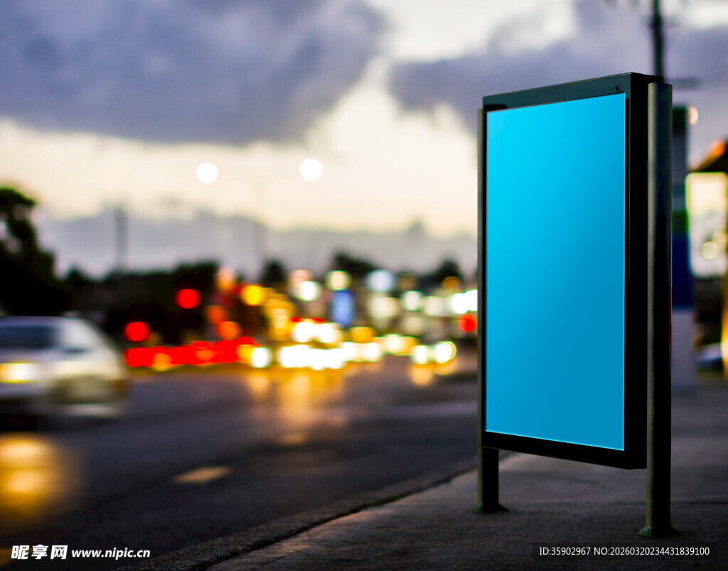 城市街头空白广告牌