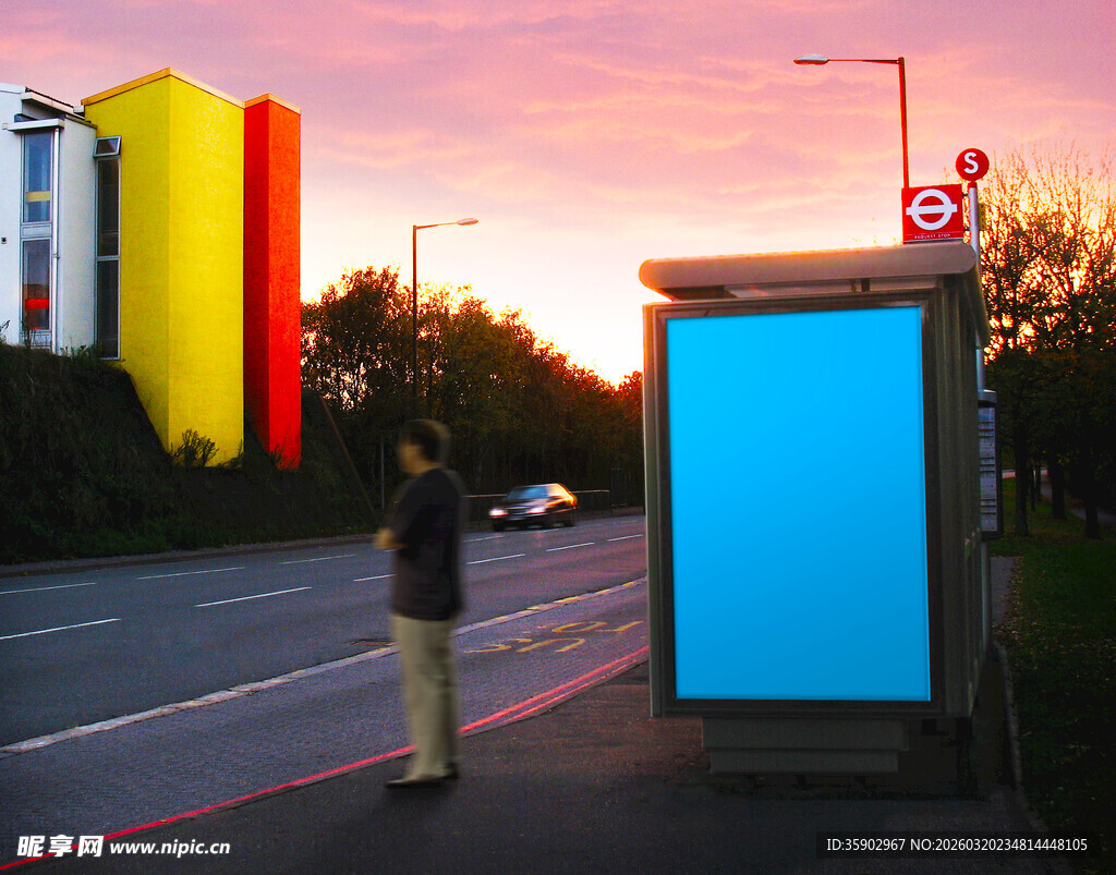 黄昏下的街边公交候车场景