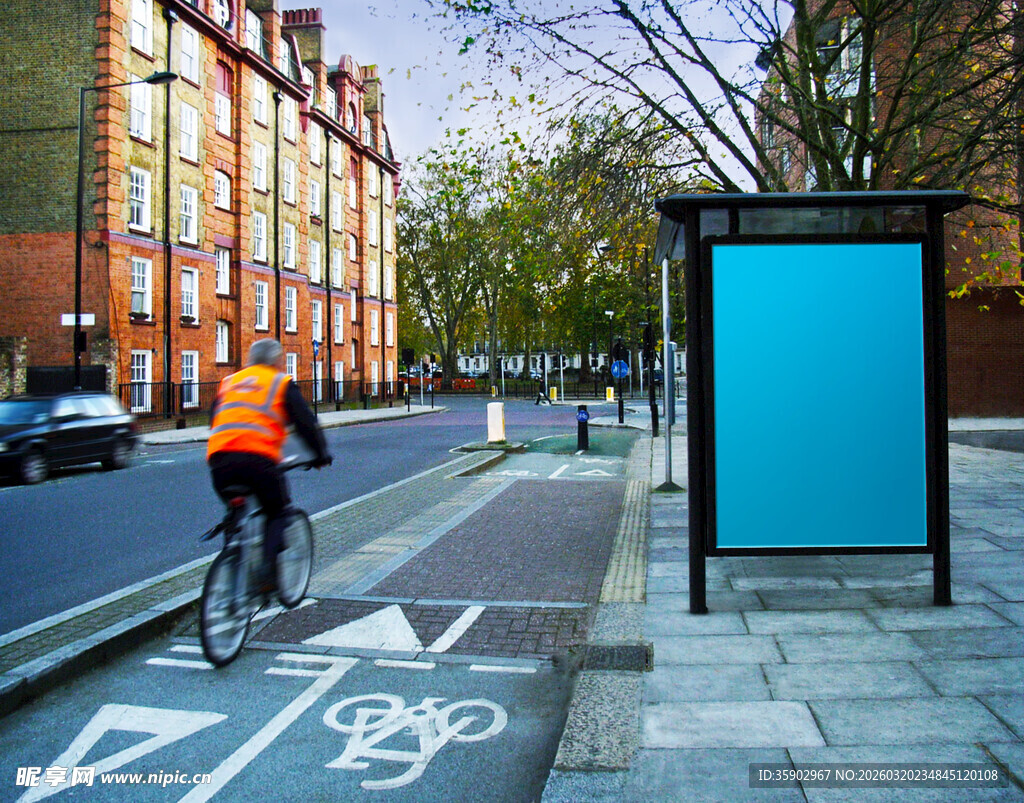 城市骑行者旁的空白广告牌