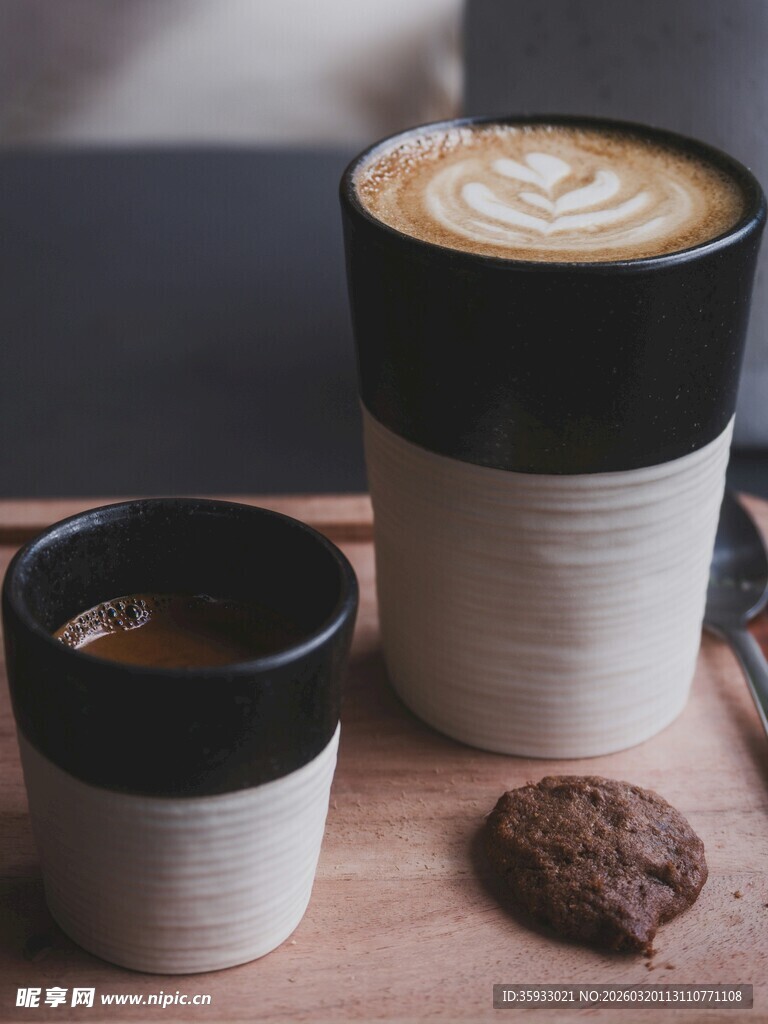 黑白风咖啡杯与点心