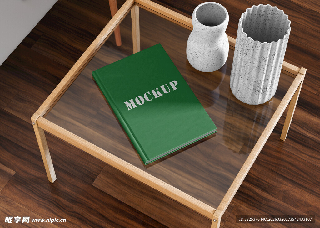 木质托盘上的绿植与书籍展示样机