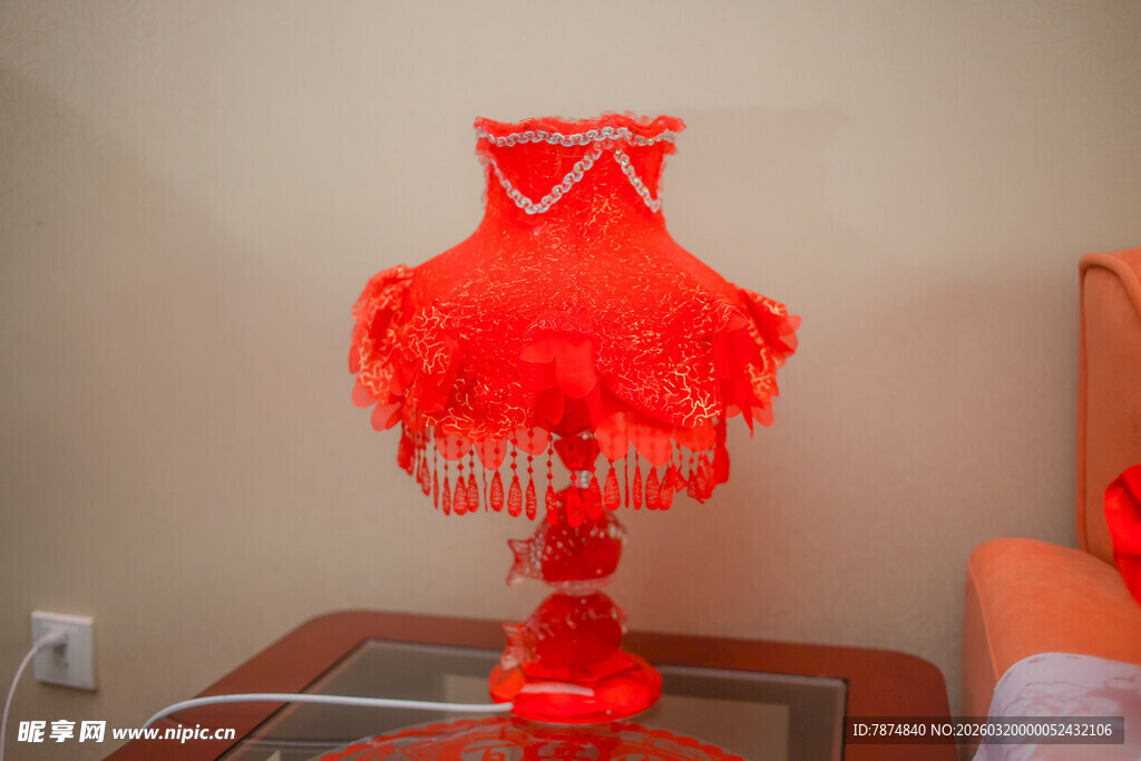 红色流苏台灯