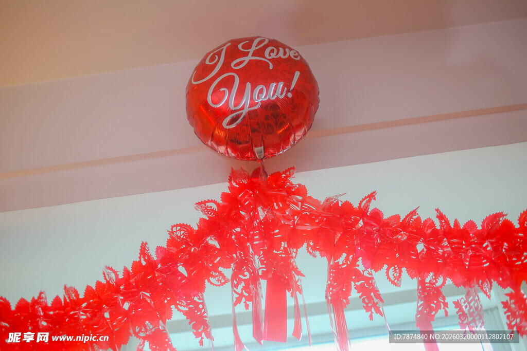 红色气球与装饰彩带