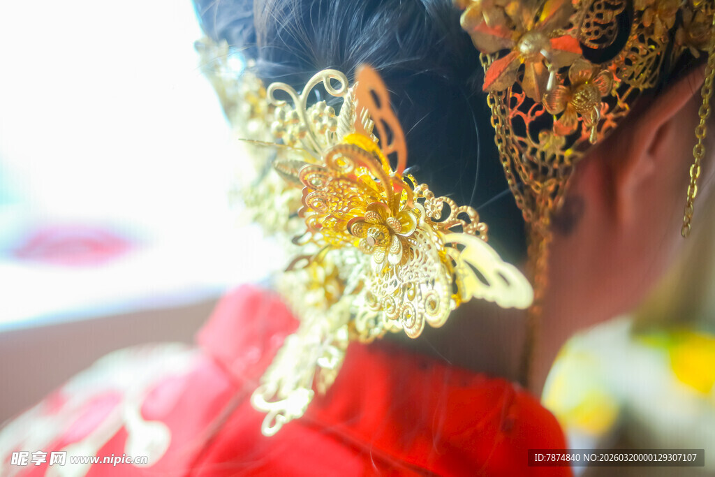 中式华丽凤冠头饰特写
