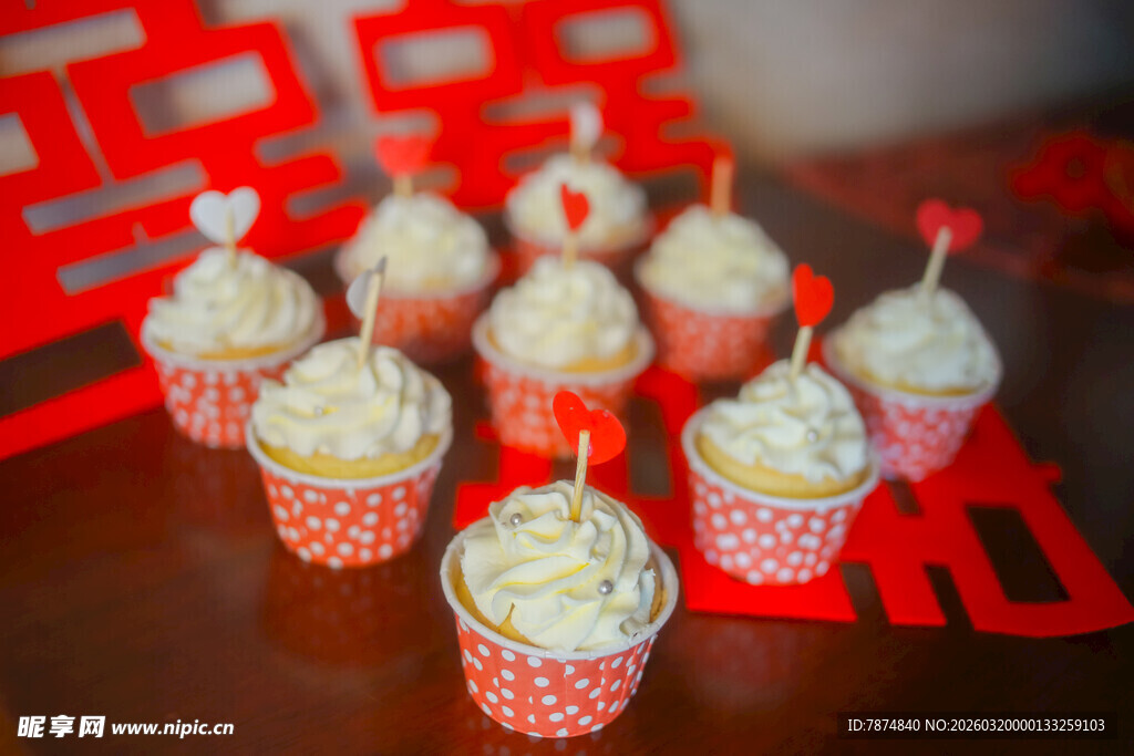 喜庆中式婚礼纸杯蛋糕