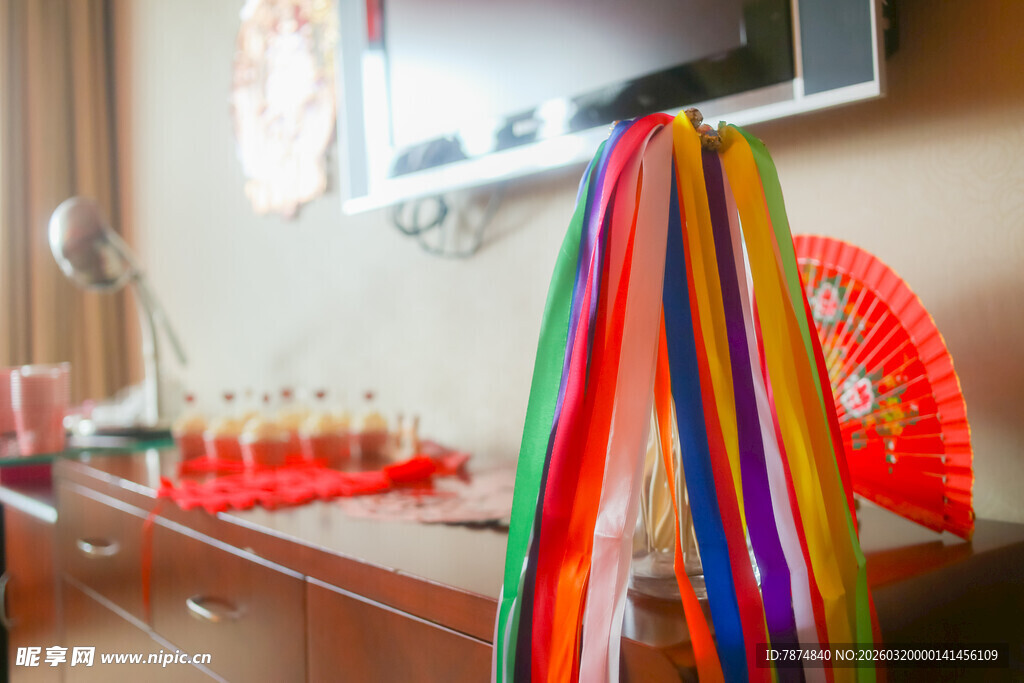 多彩彩带装饰的室内一角