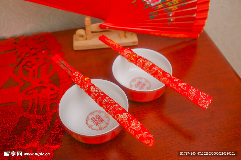 中式喜庆餐具与装饰布置