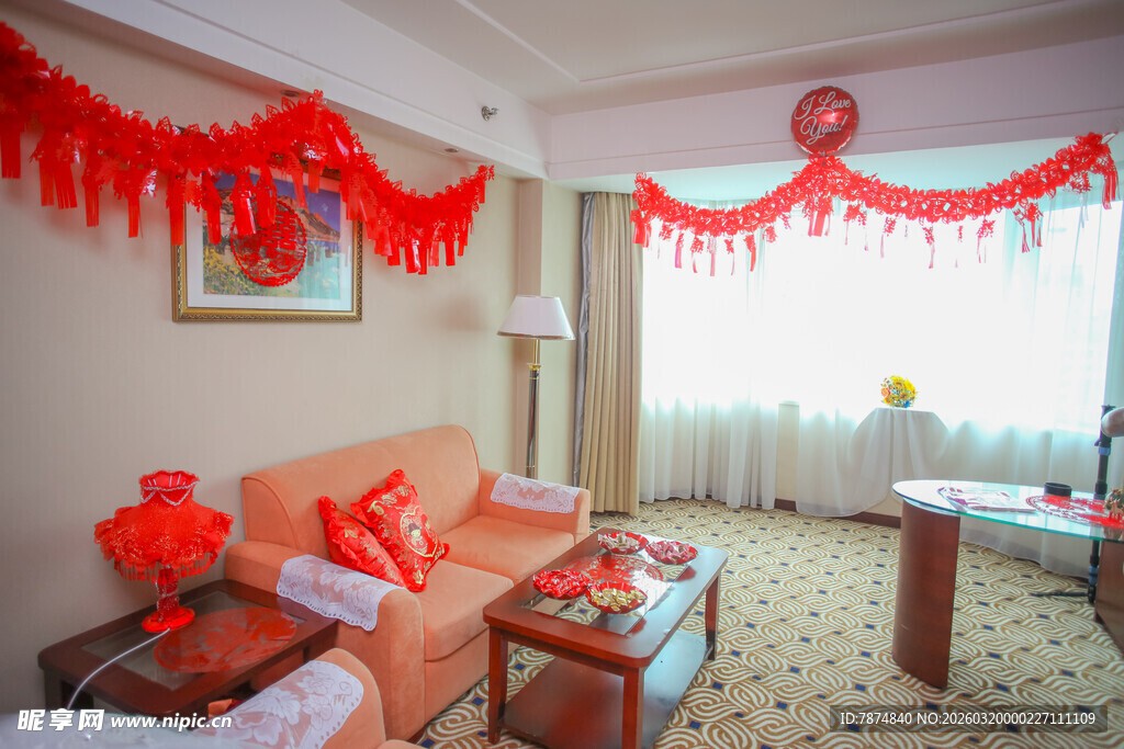 喜庆婚房布置温馨场景