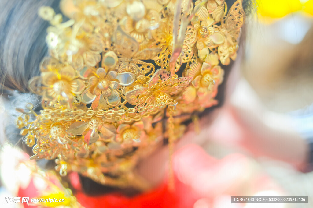 中式华丽凤冠特写