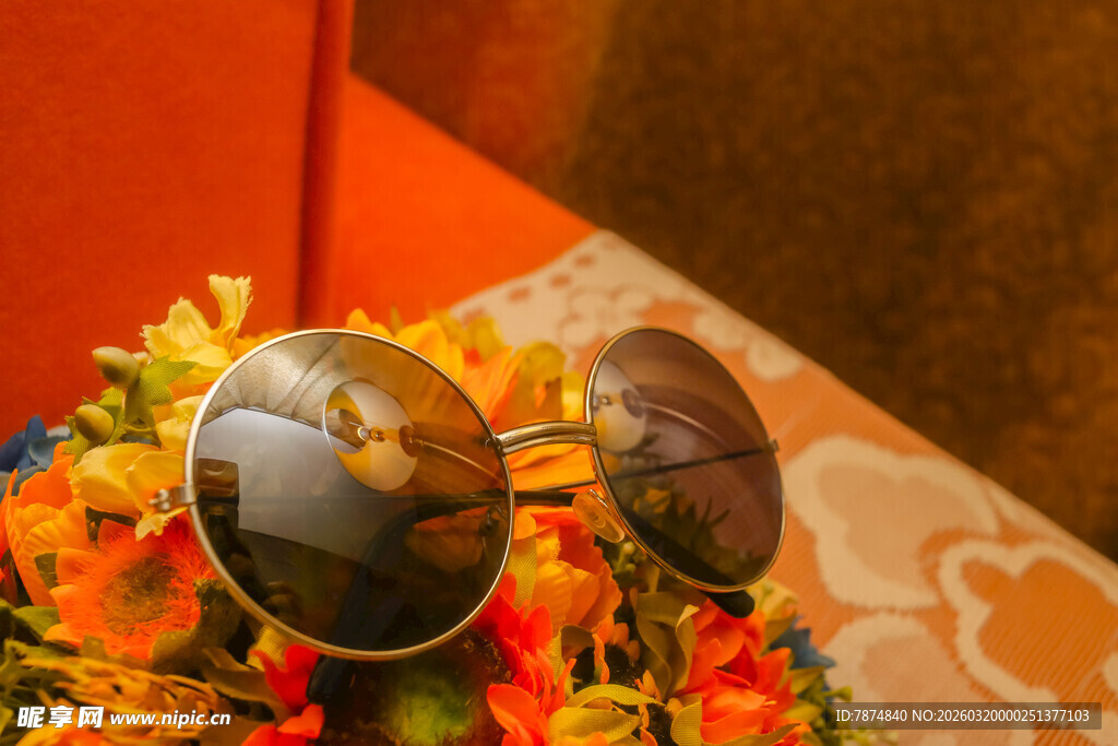 多彩花簇上的复古太阳镜