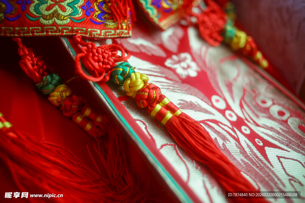 传统中式嫁衣精美细节