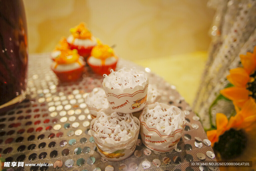 精致甜点摆放在闪亮台面上